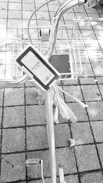 車把中間有手機(jī)充電支架，下方連接著3根充電線。