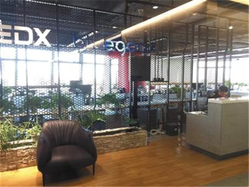 11月16日，小藍(lán)單車總部人去樓空，前臺只剩保安。