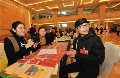 政協(xié)委員抵京報(bào)到