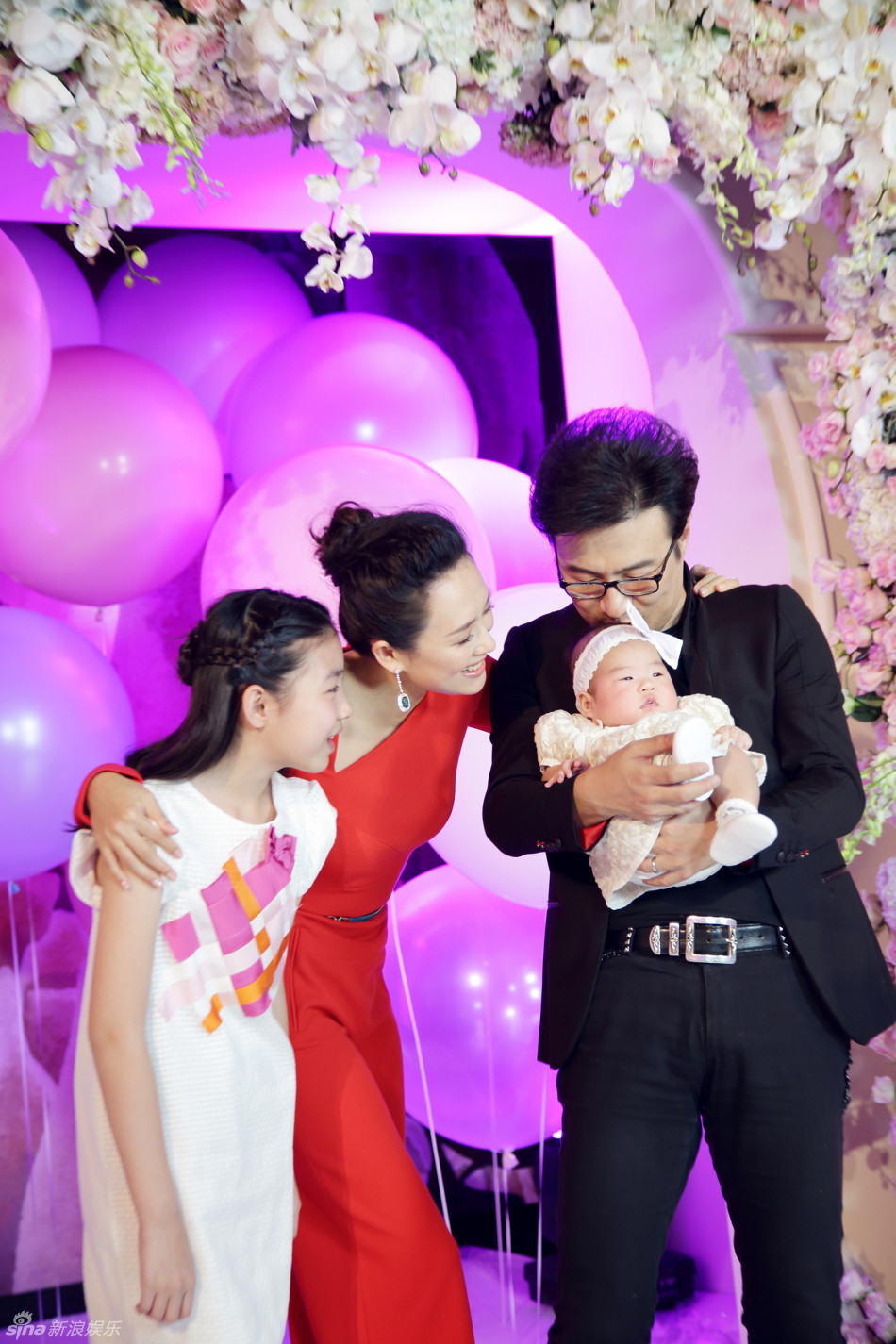 汪峰大女兒淚灑百日宴 汪峰大女兒淚灑百日宴