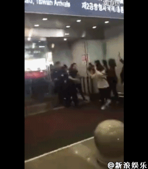 Bigbang權(quán)志龍抵達北京 保鏢怒推女粉絲 Bigbang權(quán)志龍抵達北京 保鏢怒推女粉絲