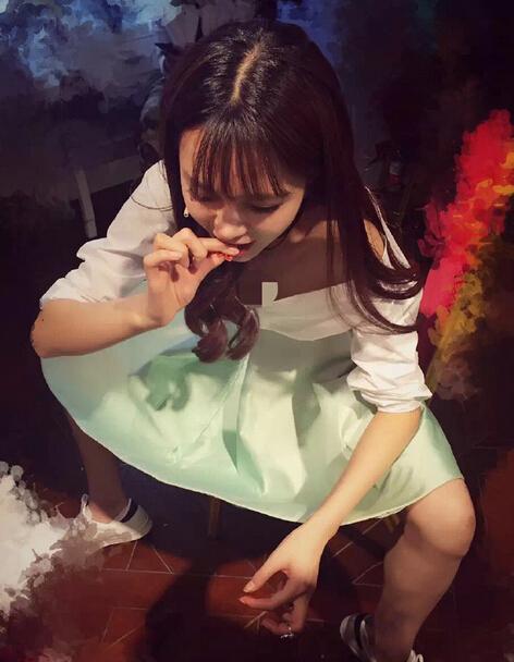 沈夢辰叉開大腿吃小龍蝦 沈夢辰叉開大腿吃小龍蝦