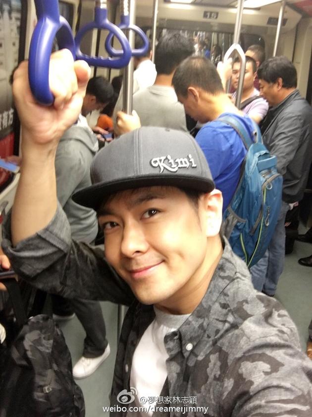林志穎低調現(xiàn)身北京地鐵大玩自拍