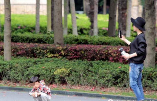 孫儷不時拿出手機替等等拍照。