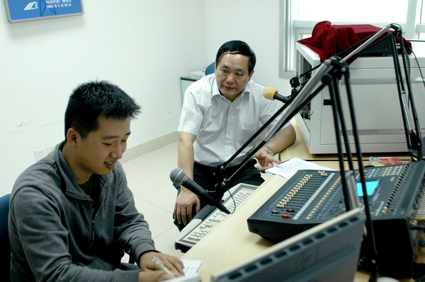 河南省政府安委會(huì)副主任、省安全生產(chǎn)監(jiān)督管理局黨組書(shū)記、局長(zhǎng)張國(guó)輝做客《安全河南》直播室