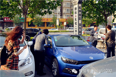 當(dāng)然，小編認(rèn)為最高境界是這位美女，這張照片應(yīng)該取名為論美女的自我修養(yǎng)。