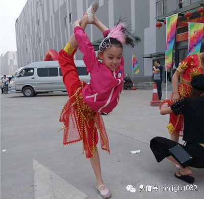 先練練功，為一會(huì)兒的演出做準(zhǔn)備