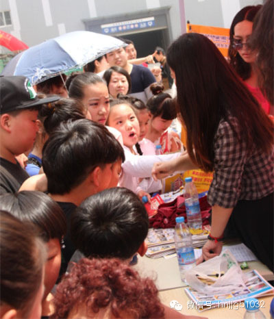 禮品領(lǐng)取處，這是要把工作人員圍攻的節(jié)奏啊。