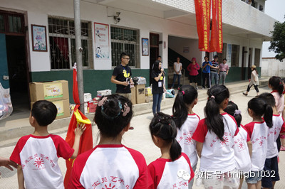 財(cái)富1032主播鄧語、張哲主持了捐助儀式