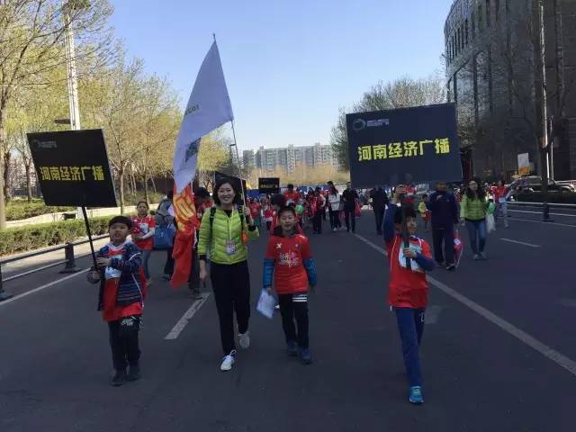 出發(fā)啦！小朋友和大朋友們昂首闊步向賽場邁進！