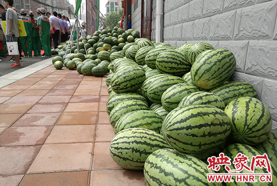 經(jīng)濟(jì)廣播工作人員和愛心企業(yè)給正在忙碌的環(huán)衛(wèi)工人、交警等送去一萬六千多斤西瓜和近百提礦泉水。