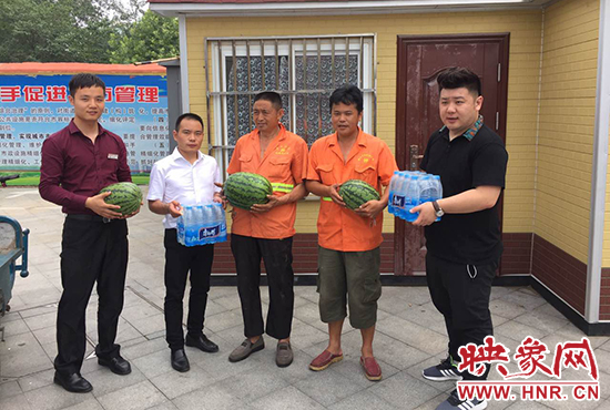 經(jīng)濟(jì)廣播工作人員和愛心企業(yè)給正在忙碌的環(huán)衛(wèi)工人、交警和協(xié)警等送去了一萬六千多斤西瓜和近百提礦泉水。