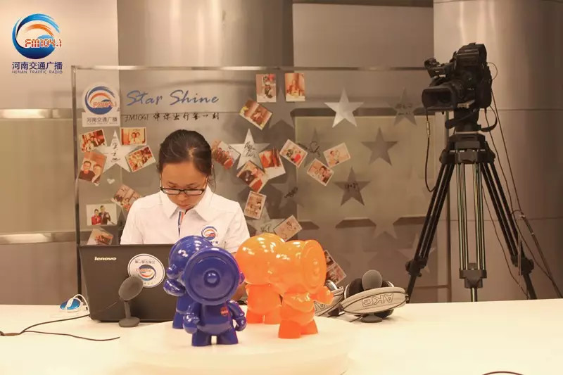 還是抽獎(jiǎng)的姑娘比較認(rèn)真！為保證抽獎(jiǎng)的公平公正，映象網(wǎng)進(jìn)行了全程視頻直播。