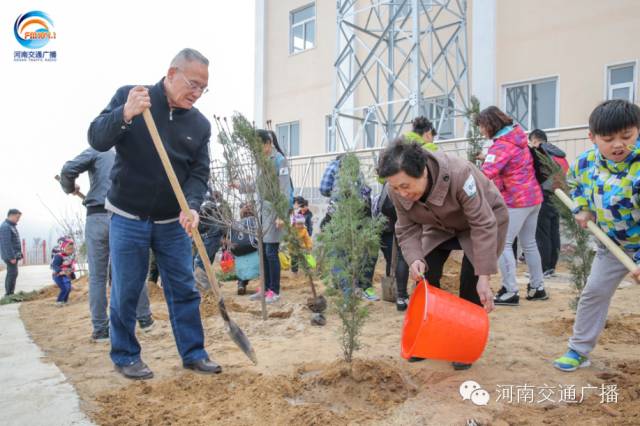 恩愛的老人一起種下一棵小樹苗，健健康康白頭偕老~