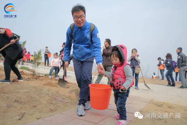 爸比爸比，你會種小樹嗎？我來教你吧~