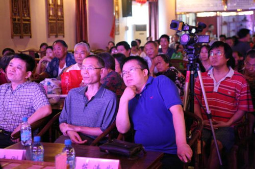 信息廣播總監(jiān)李金鋒（左1）、副總監(jiān)魏志剛（左2）、副總監(jiān)陳德年（左3）