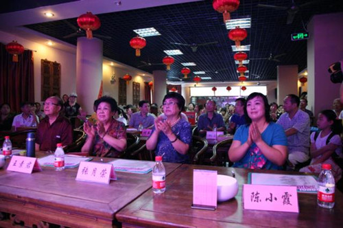 我省著名豫劇表演藝術(shù)家素君（左2）、常香玉弟子、國家一級演員張?jiān)聵s（右2）