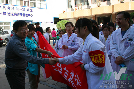 信息廣播副總監(jiān)陳德年為活動(dòng)授旗 信息廣播副總監(jiān)陳德年為活動(dòng)授旗