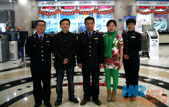 河南信息廣播總監(jiān)李金鋒(左二)與焦作市工商局局長王志勇(左三) 河南信息廣播總監(jiān)李金鋒(左二)與焦作市工商局局長王志勇(左三)