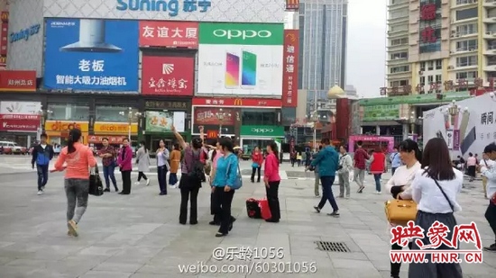 他們從四面八方匯集到二七塔下，由行走路人一下變成了一支舞蹈隊(duì)，跳起了節(jié)奏歡快、時(shí)尚動(dòng)感的舞蹈。