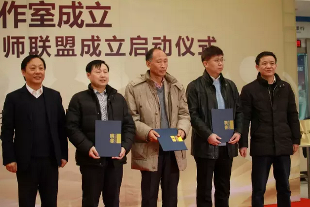 李海軍副臺(tái)長(zhǎng)和李金鋒總監(jiān)為特聘顧問(wèn)頒發(fā)聘書(shū)