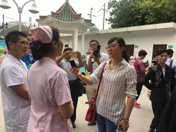 記者朱秀萍采訪兒童康復(fù)醫(yī)學(xué)科主任趙鵬舉 記者朱秀萍采訪兒童康復(fù)醫(yī)學(xué)科主任趙鵬舉