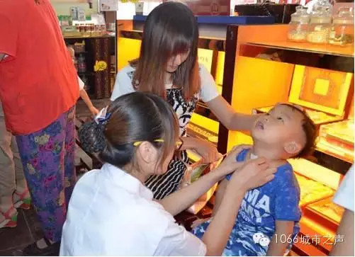 體虛易感兒童正在接受三伏貼治療 體虛易感兒童正在接受三伏貼治療