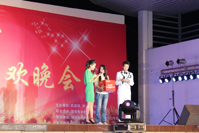 教育廣播女主播葉子現(xiàn)身晚會，全場沸騰