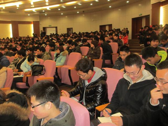 同學(xué)們專注聽(tīng)報(bào)告并認(rèn)真做好記錄