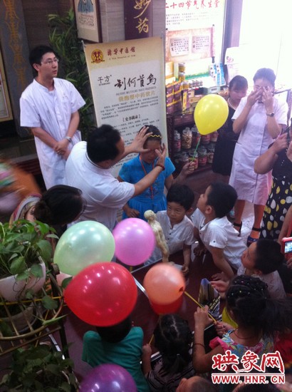 活動開始了，濟(jì)華中醫(yī)館的保健按摩專家李老師為大家講解如何有效預(yù)防青少年近視。