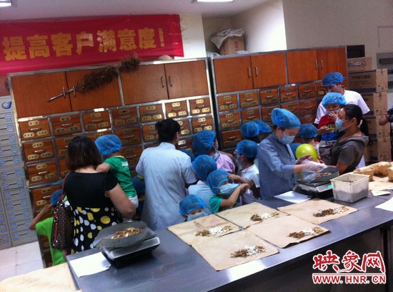 　　接下來，要進(jìn)入到有中醫(yī)“博物館”之稱的中藥房去探秘啦！藥房那些小抽屜里面裝的是什么？孩子們很好奇