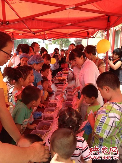 為了不影響中藥房里藥劑師正常工作，我們把孩子們在認(rèn)中藥和裝香囊的兩個環(huán)節(jié)搬到了室外