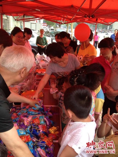 中醫(yī)館裝備了防蚊蟲、預(yù)防手足口等四個藥方，并把這些藥磨成粗粉，每個孩子把不同藥方粉裝如香囊?guī)Щ丶? complete=