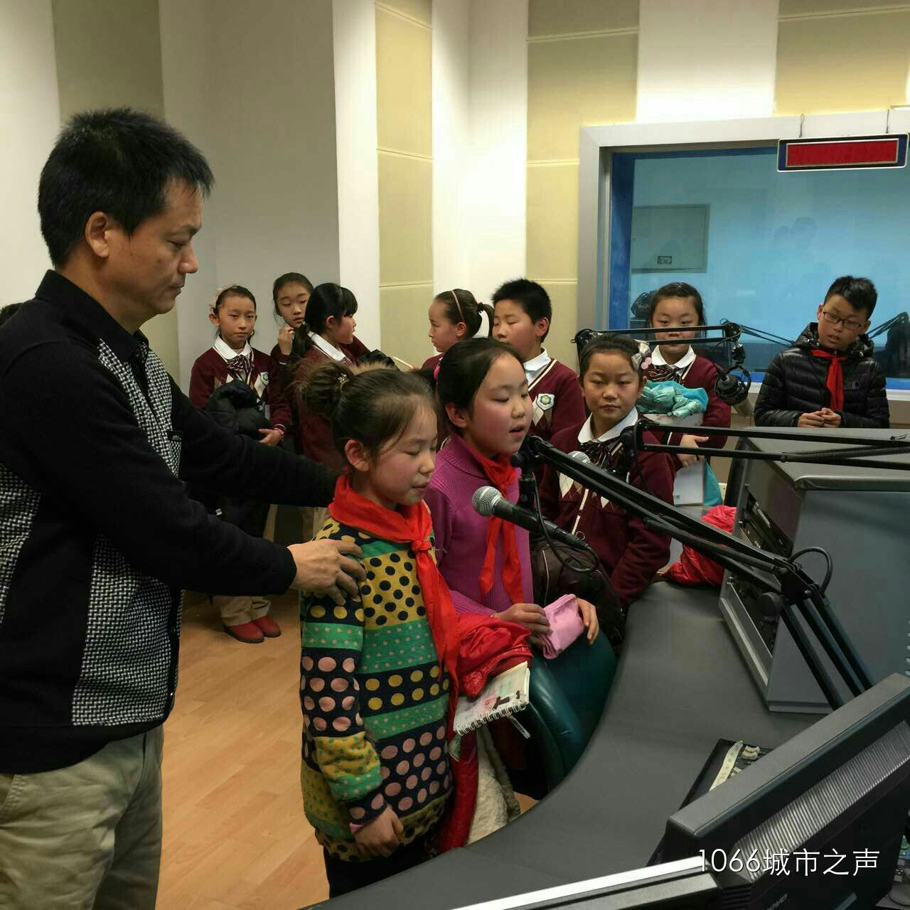 現(xiàn)場接受播音指導，有模有樣耶！