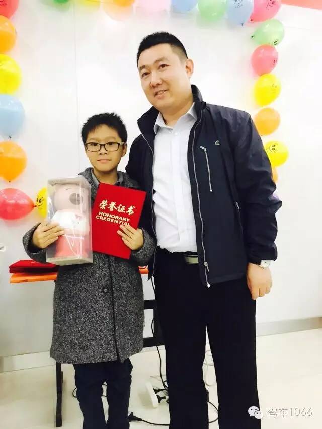 我是小小銀行家，來跟行長(zhǎng)合個(gè)影哦