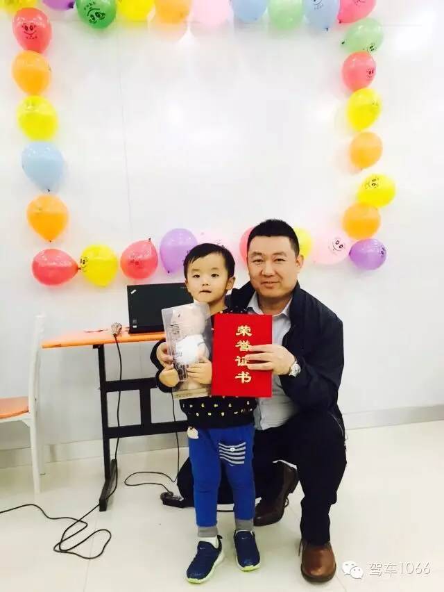 我是小小銀行家，來跟行長(zhǎng)合個(gè)影哦