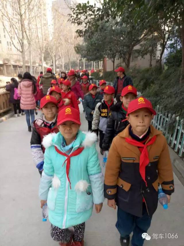 脖子上戴著紅領(lǐng)巾，頭上頂著小紅帽，排著整齊的隊伍——出發(fā)！