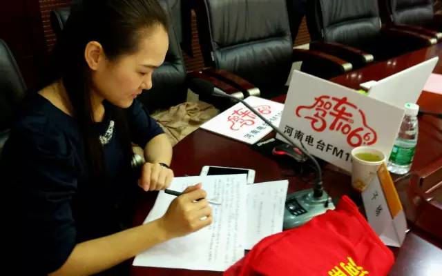 這一環(huán)節(jié)由我們1066的人氣美女主播子楊主持，認(rèn)真的子楊是不是超級美麗呢。