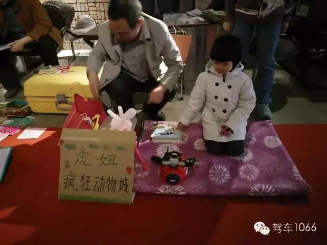 這位小老板的攤位擺的有模有樣的，不過(guò)旁邊這位酷爸怎么這么眼熟？