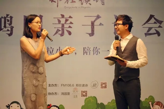 中原工學院播音主持教師童浩（右）為徐華指導(dǎo)