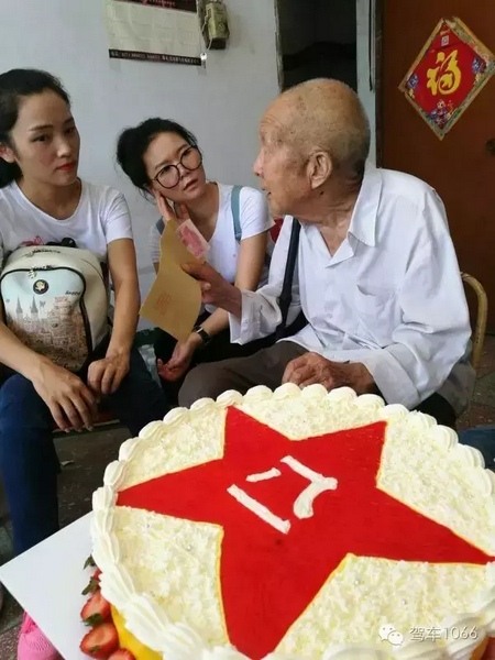 二姐們認(rèn)真聽老兵講抗戰(zhàn)的故事，老人年事已高，記憶都是轟炸！轟炸！轟炸！