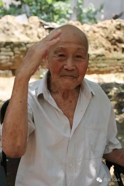 老兵身子骨不行了，九十多歲了……也許軍禮不那么標(biāo)準(zhǔn)了，但是這一幕還是感動(dòng)到了我們……