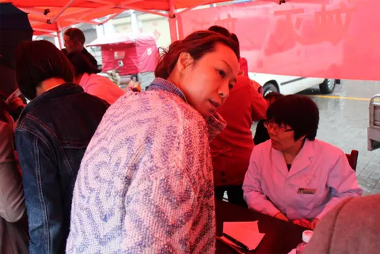 了解到有老人看病不方便，河南電臺(tái)1074綠色頻道活動(dòng)小組欒老師將醫(yī)生請(qǐng)到老人身邊，親自為她診斷。