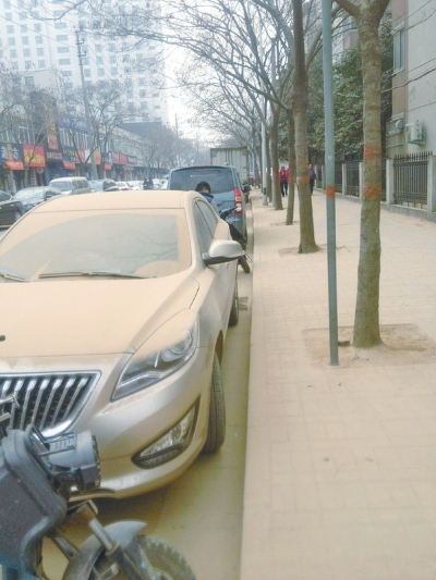 馬路灰頭土臉，停在路邊的車也蒙塵。