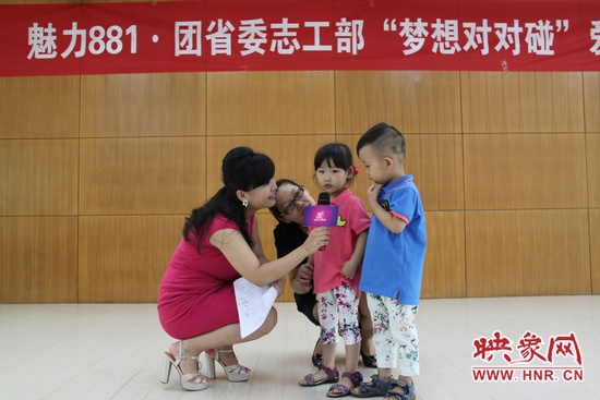 現(xiàn)場采訪孩子們 現(xiàn)場采訪孩子們