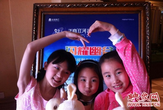 我們和兔寶寶一起賣個萌，比比誰更可愛