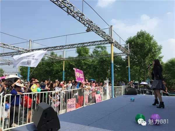 輕輕躍起、優(yōu)美身段，新聞小姐李江