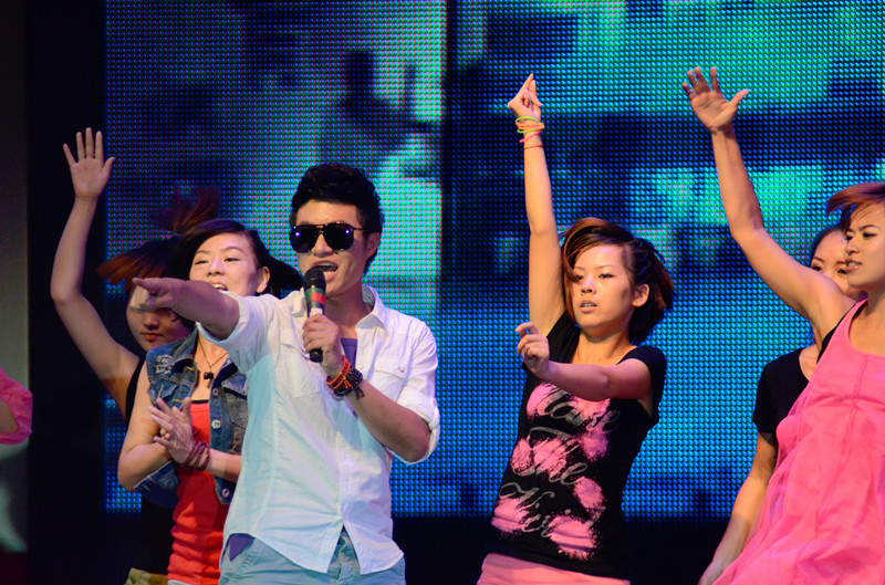 嗨！《我們一起聽歌吧》魅力881河南音樂(lè)廣播 DJ帥天 演唱曲目：《找自己》 帥呀??！