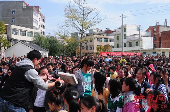 演出現(xiàn)場觀眾積極參與、氣氛熱烈。