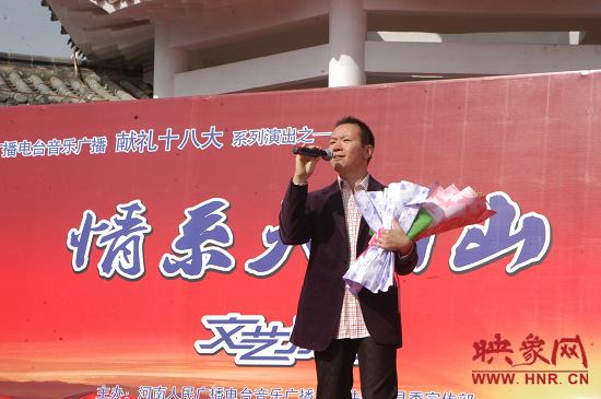 魅力881主持人、新聞先生凱文在演唱